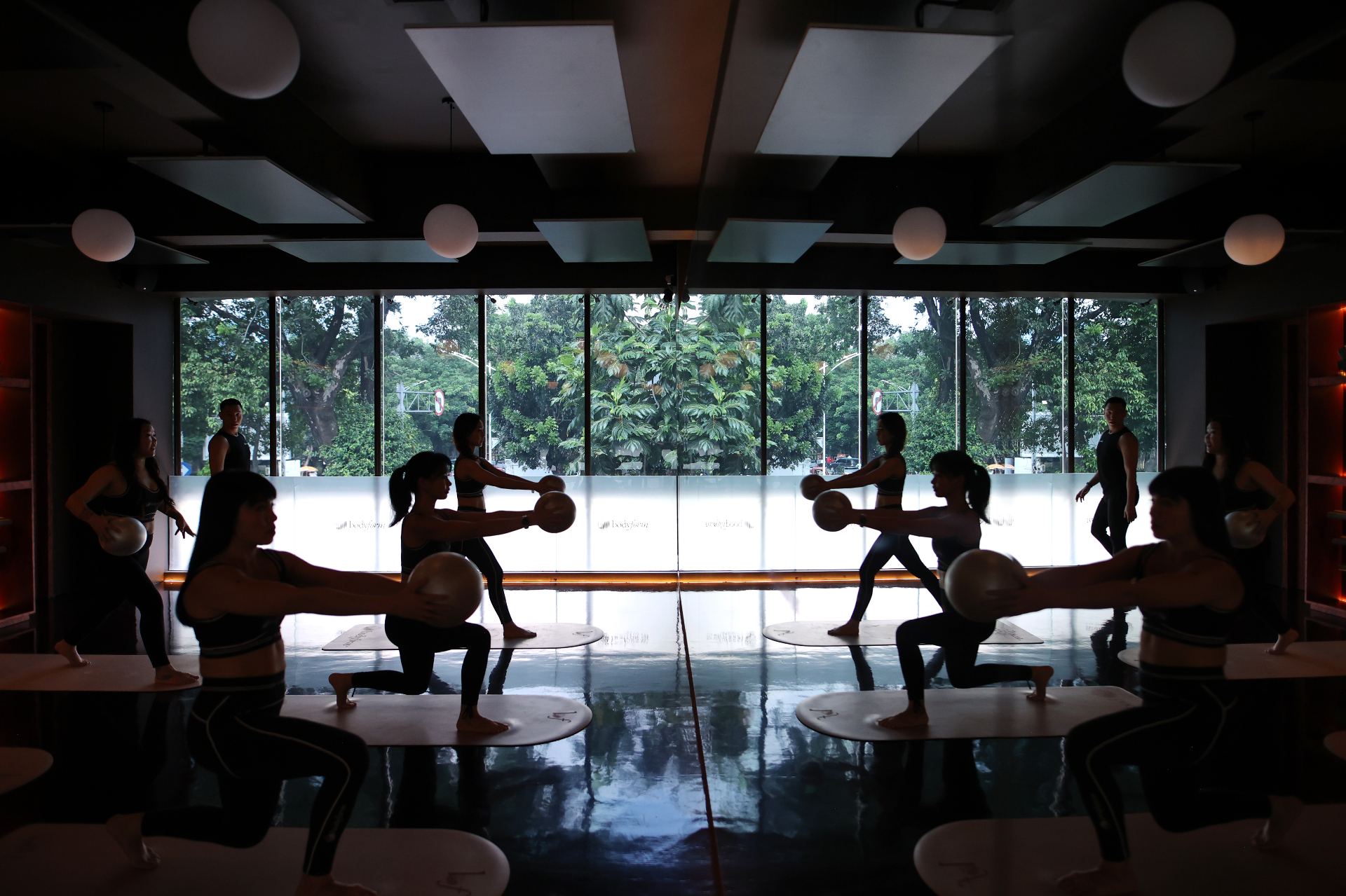Bodyform Megaformer training in a moody boutique studio